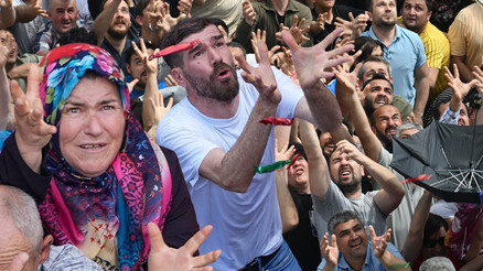 Bütün kent sokaklara indi Cami kubbesinden, balkonlardan ve çatılardan dağıtıldı: Tam 8 ton... Kapmak için şemsiye kullananlar bile vardı