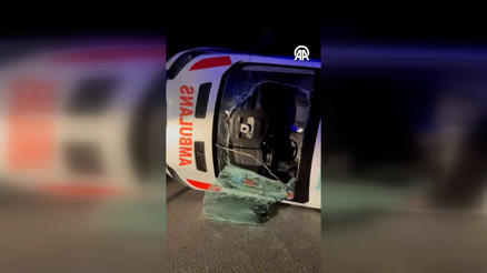 Ambulans ile otomobilin çarpıştığı kazada 7 kişi yaralandı