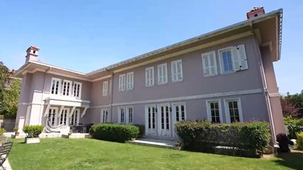 25 yıldır buradayım... Usta oyuncu 5 oda 1 salon evinde kedileriyle yaşıyor