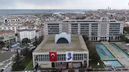 İBBye yönelik yolsuzluk soruşturmasının şüphelisi Önere evinde ele geçirilen altın ve paralar soruldu