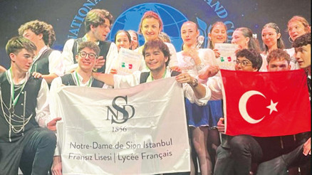 Alkışlar Notre Dame de Sion öğrencilerine: Sahne onların zafer hepimizin Alkışlar Notre Dame de Sion öğrencilerine: Sahne onların zafer hepimizin