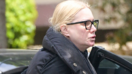 Son yılların en çirkin boşanma davasının kahramanı olmuştu... Eski kocasını genç sevgiliye kaptırdı... Şimdi yalnız ve mahzun sokaklarda dolaşıyor Son yılların en çirkin boşanma davasının kahramanı olmuştu... Eski kocasını genç sevgiliye kaptırdı... Şimdi yalnız ve mahzun sokaklarda dolaşıyor