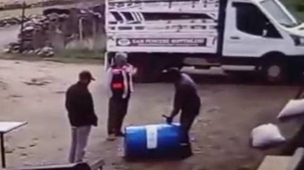 Spiral makinesiyle kesmeye çalıştıkları varil bomba gibi patladı