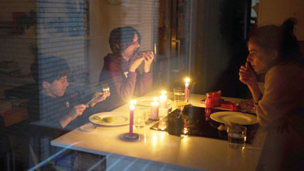 Avrupa’da zorunlu nostalji Mum ışığında pilli radyo Avrupa’da zorunlu nostalji Mum ışığında pilli radyo