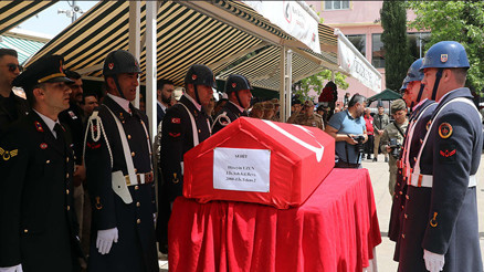 Eğitim faaliyetindeki kazada şehit olan astsubay toprağa verildi