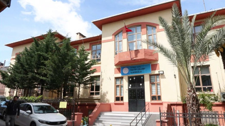 İstanbulda 6.2lik depremin ardından 4 okul tahliye edildi