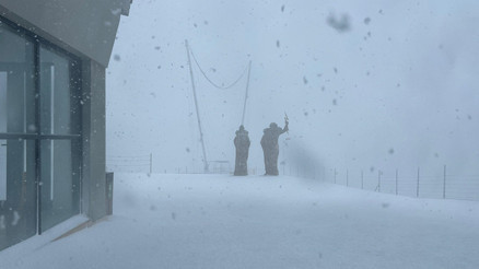 Mayıs ayında kar sürprizi: Tesise gelenler büyük şaşkınlık yaşadı Mayıs ayında kar sürprizi: Tesise gelenler büyük şaşkınlık yaşadı