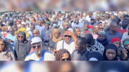 Camide bıçaklanarak öldürülen genç Paris’te anıldı