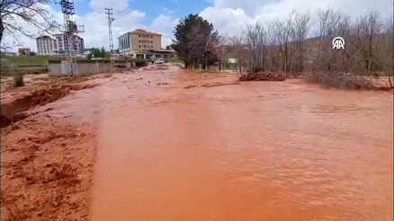Kırıkkalede sağanak nedeniyle dereler taştı, ev ve iş yerlerini su bastı