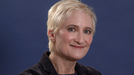 Ünlü şarkıcı evinde çıkan yangında öldü