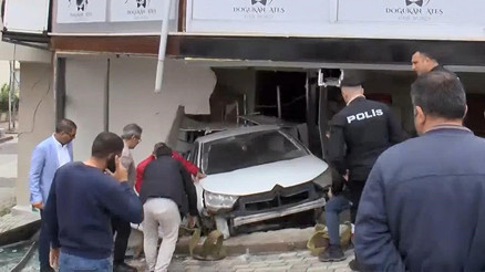 Sancaktepede otomobil iş yerine girdi: 1 yaralı