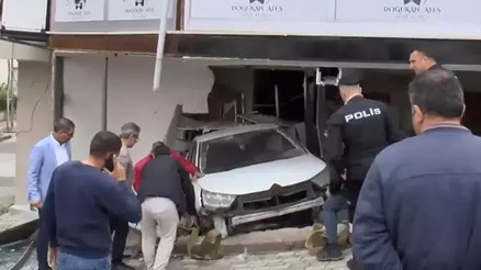 Sancaktepe’de otomobil iş yerine daldı: O anlar kamerada