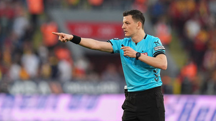 Galatasaray - Sivasspor maçında ilginç anlar: VAR ile hakem Ozan Ergün arasında anlaşmazlık