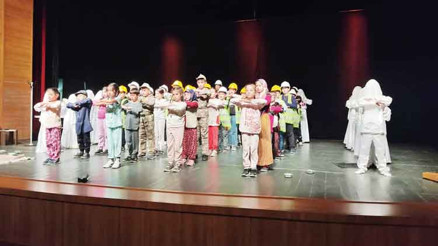 Bu tiyatronun perdesi iyiliğe açılıyor