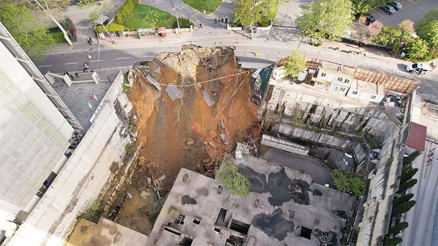 Sarıyer’de yol çöktü