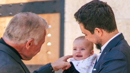 Dedesinin bal yanaklısı... Koca bir ailenin ilk sevinci kucaklardan inmiyor