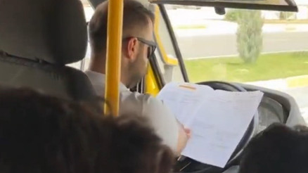 Direksiyonda kitap okurken görüntülenen minibüs şoförünün işine son verildi