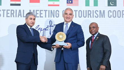 Turizm Bakanı Ersoy D-8 toplantısı için Kahireye gitti: Antalya 2025 Yılı Turizm Şehri seçildi