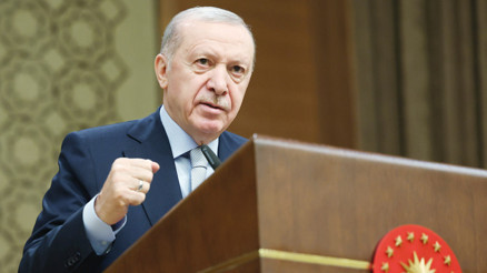 Eline mikrofon alan kendini gazeteci görüyor Eline mikrofon alan kendini gazeteci görüyor