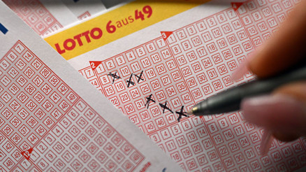 Een technische illustratie van veiligheidscertificeringen en data-encryptie op een casino server.