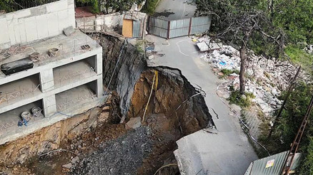 İstanbulda inşaat çalışması sırasında yol çöktü: Ekipler çevrede önlem aldı