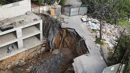 Gaziosmanpaşa’da inşaat kazısı sırasında yol çöktü