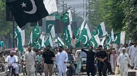 Hindistan’ın saldırıları Pakistan’da protesto edildi