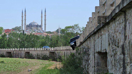 Edirnede tarihi köprünün bariyerinde otomobil asılı kaldı