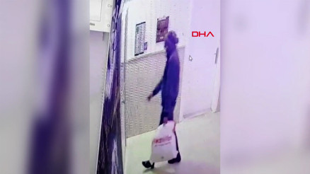Sivas’ta iki kardeşi öldüren şüphelinin elinde poşetle binaya girdiği anların görüntüsü ortaya çıktı Sivas’ta iki kardeşi öldüren şüphelinin elinde poşetle binaya girdiği anların görüntüsü ortaya çıktı