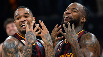 Galatasaray final için sahnede