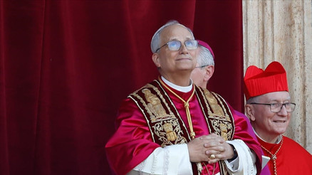 Son dakika... Vatikanda beyaz duman... ABDli Kardinal Robert Francis Prevost yeni Papa seçildi