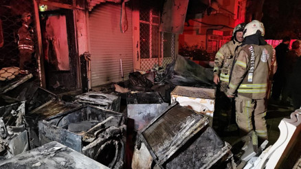 Küçükçekmecede korkutan depo yangını 3 katlı bina kül oldu