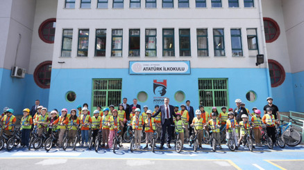 Bakan Tekin, öğrencilerle bisiklet etkinliğinde buluştu Bakan Tekin, öğrencilerle bisiklet etkinliğinde buluştu
