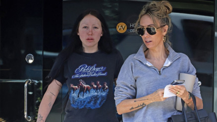 Ünlü ailenin hayatı bildiğiniz gibi değil Birinin eski aşkı sonradan üvey babası oldu... Diğeri babasının yeni sevgilisini kıskandı