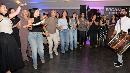 Hollanda’da kültür şöleni Mendiller sallandı, halaylar çekildi