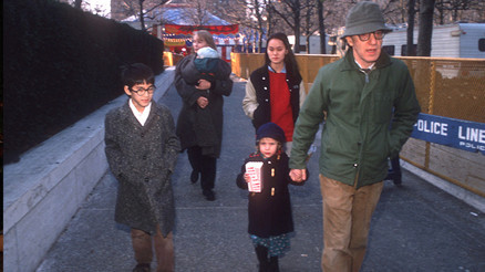 Bir evlatlık kızını taciz etmekle suçlandı, bir evlatlık kızıyla evlendi Tartışmalı yönetmene ünlü oyuncudan destek