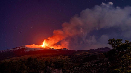 Etna Yanardağı yine kül ve lav püskürttü