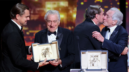 Sahnede yanaklarından öpüp sarıldı: Çırağından ustasına sevgi sözleri… Ödülünü “Hayatımı değiştirdin” diyerek verdi…