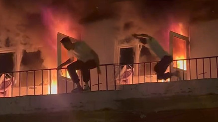 Kocaelide yangın paniği Alevler büyüyünce balkondan atladı