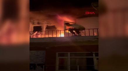 Yangına müdahale ederken alevler büyüyünce balkondan atladı