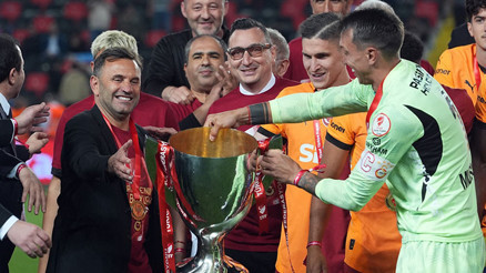 Okan Buruk 2. kez kupayı aldı, efsaneler arasına girdi