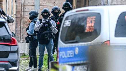 İki polis, uyuşturucu çetesini haraca bağlamış