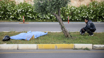 Antalyada kazada ölen arkadaşının cansız bedeninin başından ayrılmadı