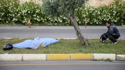 Kazada ölen arkadaşının cansız bedeninin başından ayrılmadı