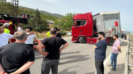 TIR sürücüsü arının sokması sonucu fenalaşıp şoka girdi Yol kapandı, yüzlerce kişi yolda kaldı