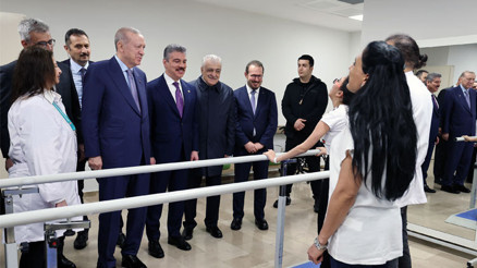 Cumhurbaşkanı Erdoğan, açılışını yaptığı hastanedeki hastaları ziyaret etti