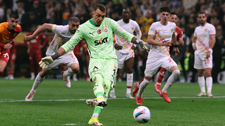 Galatasarayın üçüncü golü Fernando Musleradan