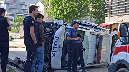 Ekip otosu devrildi, 2si polis 5 kişi yaralandı