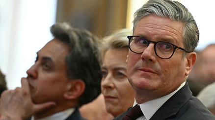 AB ve İngiltere arasında tarihi anlaşma imzalandı: İngilizler çileden çıktı Starmer ihanetle suçlanıyor