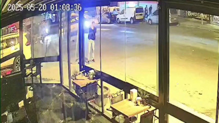 Esenyurtta iş yeri husumetli olduğu kuzeni tarafından kurşunlandı; o anlar kamerada